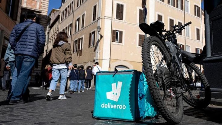 Deliveroo, gip convalida il commissariamento per caporalato: “Intervenire su stipendi inadeguati”