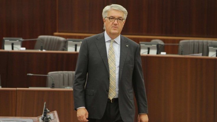 Regionali in Lombardia, il consigliere bossiano espulso dalla Lega: "Fontana e Moratti? Dopo l'addio vedremo chi votare"