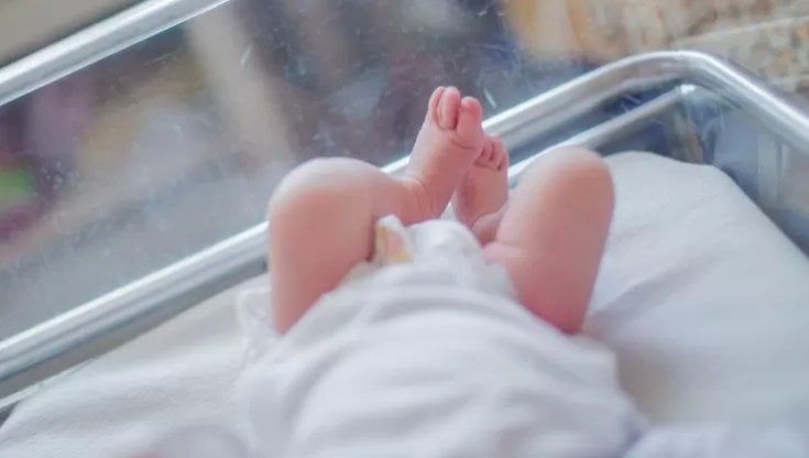 Neonato morto soffocato, "Funerali in ritardo, il corpicino non si trovava"