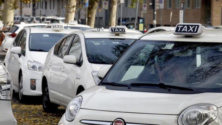 Taxi, i guai dell'Italia: poche macchine, giungla delle tariffe. Nelle città, 3331 vetture con più di 10 anni