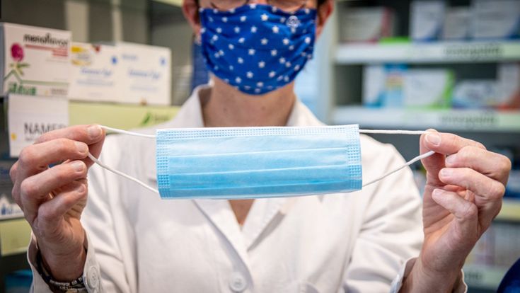 Mascherine, resa dei conti tra Arcuri e le farmacie. Ma gli scaffali restano vuoti
