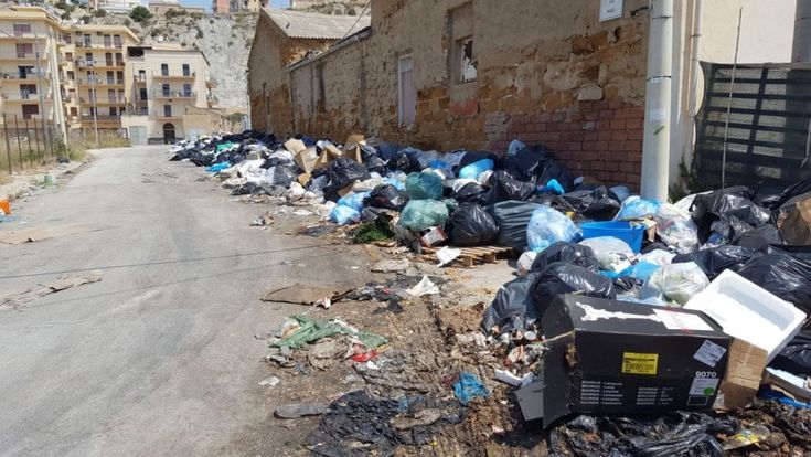 Porto Empedocle invasa dai rifiuti: barricate con l'immondizia in strada