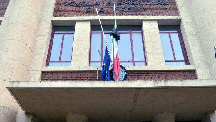 Milano, bimbo precipitato dalle scale al Pirelli: maestra condannata perché non ha 'vigilato' sull'alunno