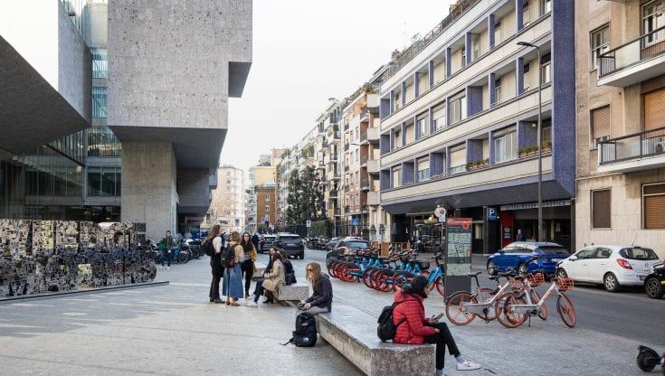 Milano, studentessa violentata in zona Bocconi, arrestato lo stupratore: l'ha avvicinata per una sigaretta 