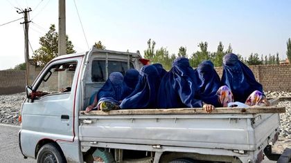 Kabul, cinque anni di talebani: “Donne cancellate, esecuzioni e povertà”