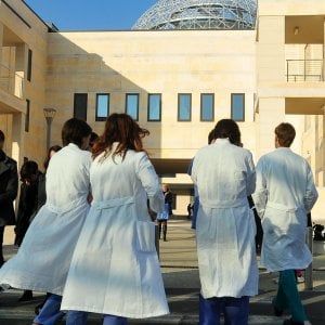 Roma, i giovani medici in piazza: "Aumentare i posti nei corsi di specializzazione"