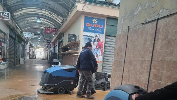 Il mercato di Fuorigrotta non può ancora riaprire dopo l’incendio, l’Asl ordina altri interventi