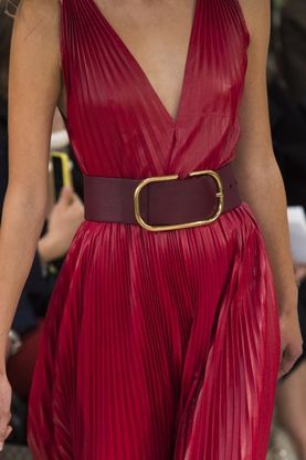 La cintura: l'accessorio su cui puntare per look alla parigina
