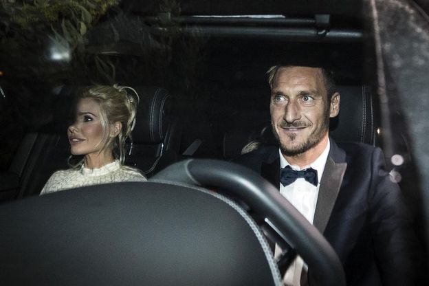 Roma, smoking e sorrisi ai fotografi: l'arrivo di Totti e Ilary al Castello di Tor Crescenza