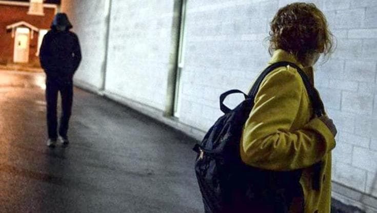 "Lo stalker di mia figlia arrestato più volte e rilasciato, ora basta: non voglio perderla così”