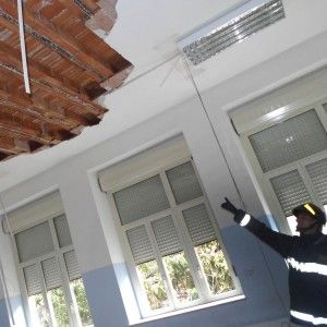 Cagliari, crolla soffitto in un liceo. Feriti un'insegnante e due studenti