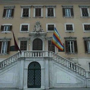 Livorno, moto della municipale all'asta