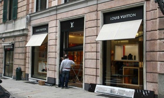 Spaccata con il Suv, razzia da Louis Vuitton