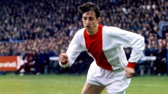 Dall'Ajax di Cruyff alla numero uno di Zoff: le 50 maglie da leggenda della storia