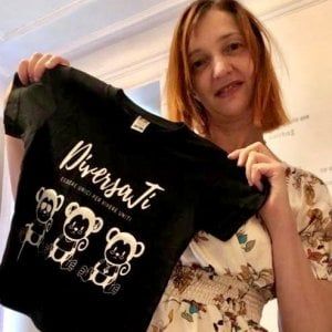 T shirt, gadget e solidarietà, la nuova battaglia di Daniela, mamma coraggio di Anagni