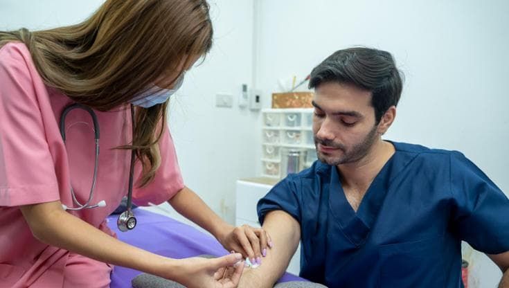 Hpv, il vaccino protegge anche i ragazzi: rischio tumori ridotto del 46% in chi si è vaccinato