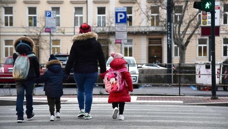 Asili comunali, la rivolta delle seicento famiglie: “Servizi dimezzati”. Appello alla sindaca