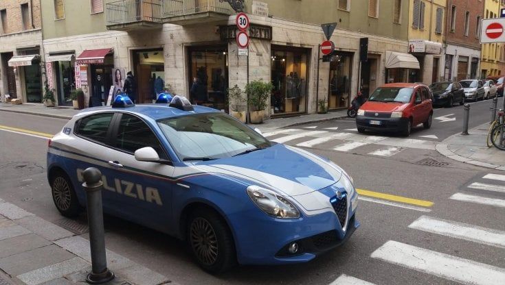 Minorenne riprende l'aggressore con il telefono: 30enne arrestato a Parma 