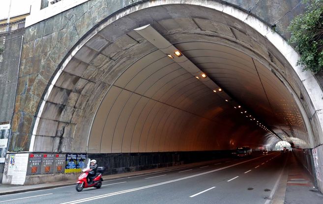 Moto, sarà invasione: via da Piazza Dante, un “asilo” in galleria