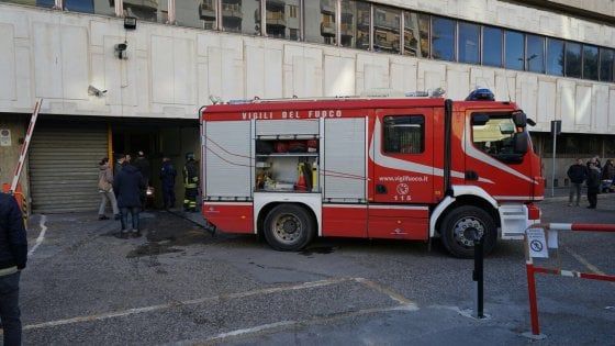 Taranto, incendio nell'archivio del tribunale: palagiustizia evacuato e udienze sospese