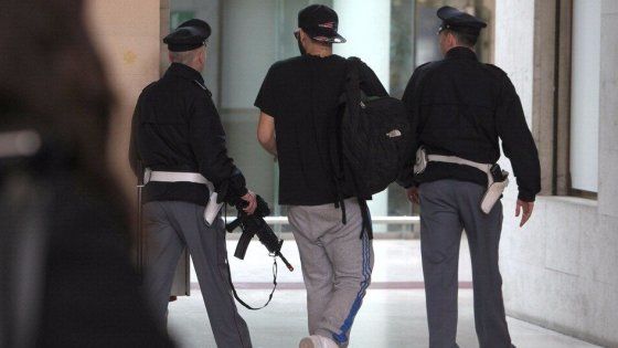 Giovane con fucile giocattolo tra la folla: paura alla stazione di Trieste
