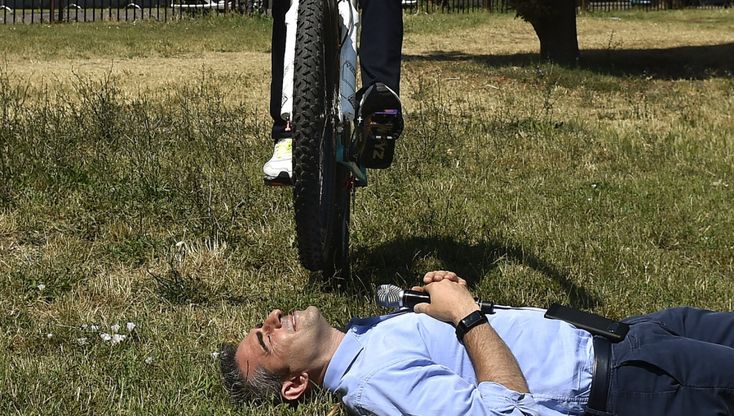 Parma, brivido al parco: Brumotti salta in bici su Pizzarotti - foto 