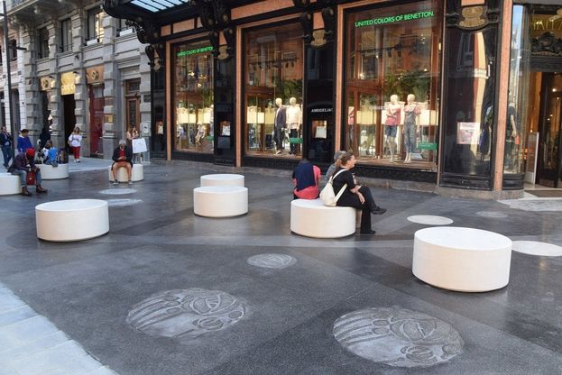 Bari, svelato il salotto Liberty di via Sparano: la panchine sono circolari