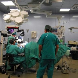Brescia, furgone senza controllo investe madre e i due figli: gravissima la bambina di 6 anni
