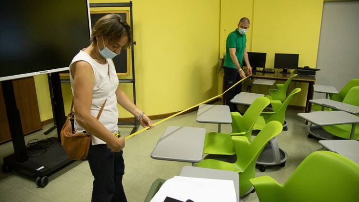 Obbligatoria, anzi no. La mascherina a scuola divide il pool di esperti