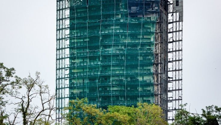 Incendio Milano, il rogo di via Antonini tre settimane dopo: i residenti in albergo, le risposte che mancano 