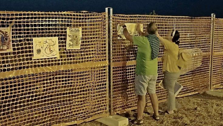 Nardò, la protesta gentile davanti al cantiere dell'idroscalo: nella notte esposte opere d'arte