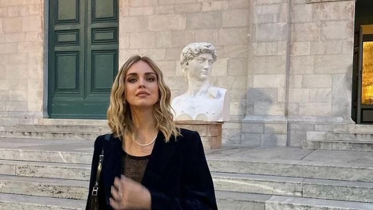 Chiara Ferragni ‘sparla’ al telefono di Fedez: qualcuno la sente e lo racconta