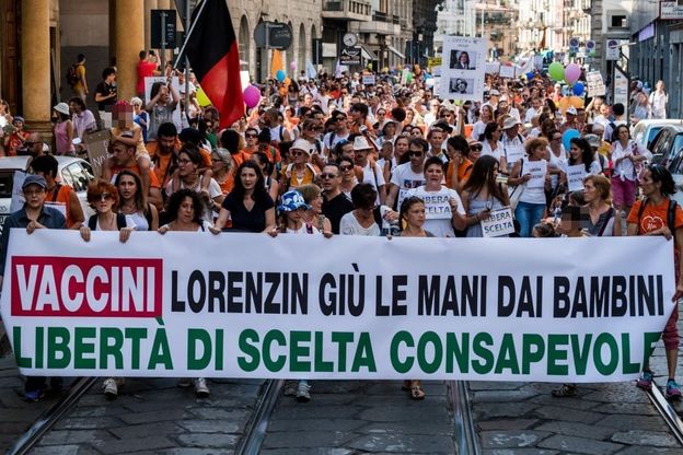 A Milano 3mila free vax sfilano con i loro bambini: "No all'obbligo di vaccino"