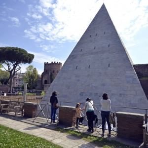 Restyling da 2 milioni, la Piramide Cestia torna bianca come duemila anni fa