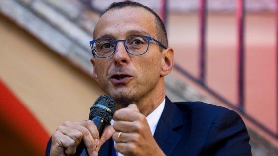 L'appello dei sindaci al governo: "Serve un 'Cura Città' da 5 miliardi di euro. Senza i Comuni l'Italia crolla"