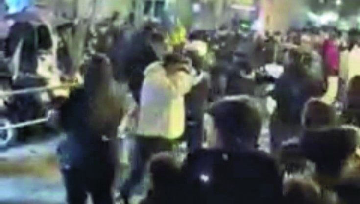 Napoli, rissa a colpi di casco al centro storico: week-end da incubo per i residenti