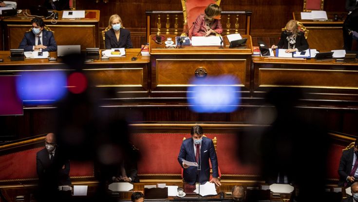 Crisi di governo, capannelli e offerte. Il Parlamento si rianima: “L‘ora dei professionisti”