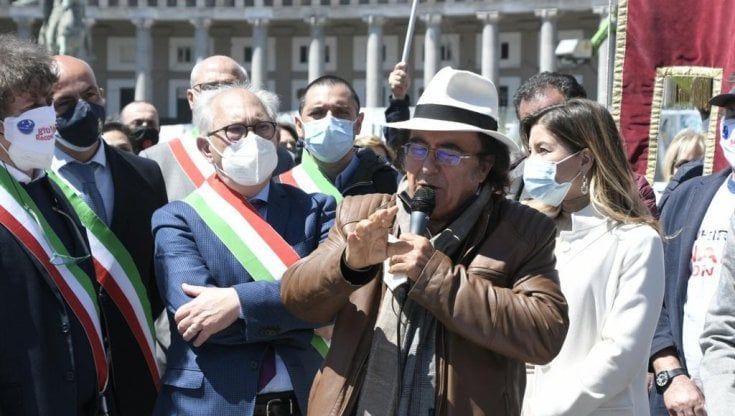 Napoli, Al Bano in piazza con i sindaci del Sud: "Cambiare il Recovery Plan"