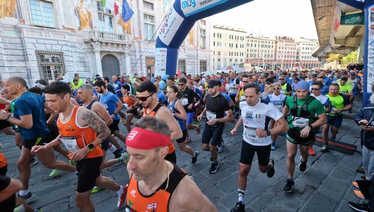La mezza maratona di Genova, 10mila runners attraversano la città: tutte le foto