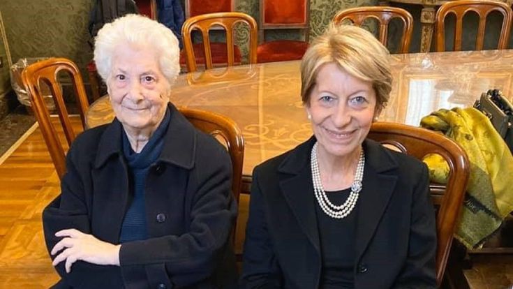 Piazza Fontana, l’abbraccio delle mogli di Pinelli e Calabresi: “Noi ci vogliamo bene”