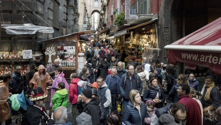 Napoli, i presepi battono la pioggia: folla e affari a San Gregorio