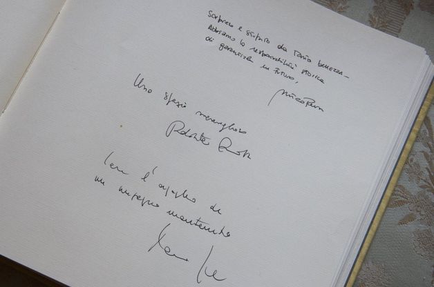 La firma di Renzi sul libro degli ospiti della Reggia di Caserta: "Stupito da tanta bellezza" 