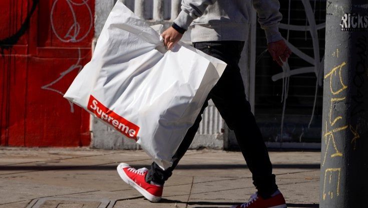 Supreme, le felpe dei ragazzini vanno a Vf Group. Pagherà un multiplo superiore a quello riconosciuto a Tiffany