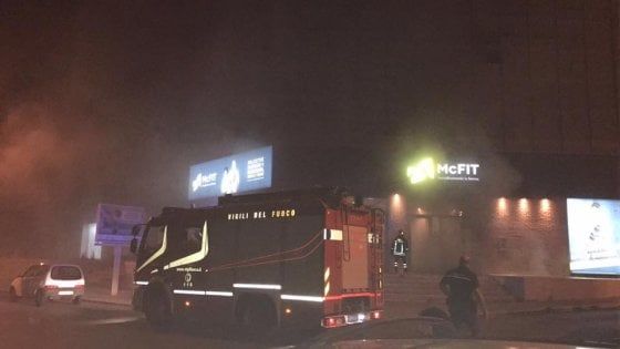 Bari, incendio nei sotterranei dell'ex hotel Ambasciatori: evacuate palestra e sala bingo