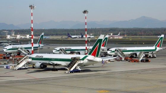 Aerei, oggi sciopero dalle 10 alle 14: in Sicilia Alitalia cancella 22 voli