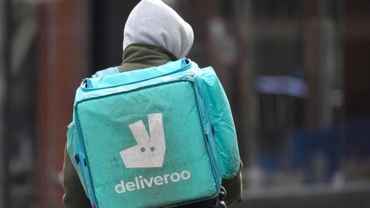 Rider pagati 4 euro a consegna, commissariata Deliveroo: “Caporalato e sfruttamento”