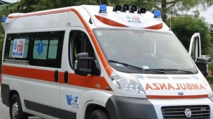 Operaio di 22 anni folgorato da un macchinario mentre lavora in uno scatolificio: gravissimo