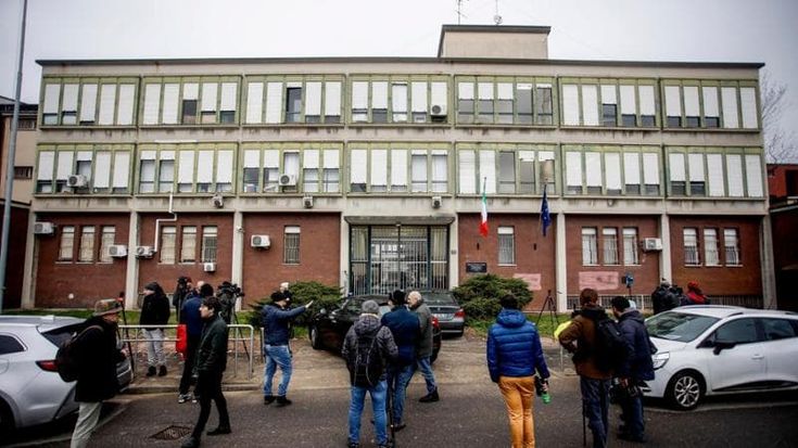 Gli ispettori del ministero al carcere Beccaria per ascoltare i racconti dei ragazzi detenuti dopo gli arresti degli agenti per le torture