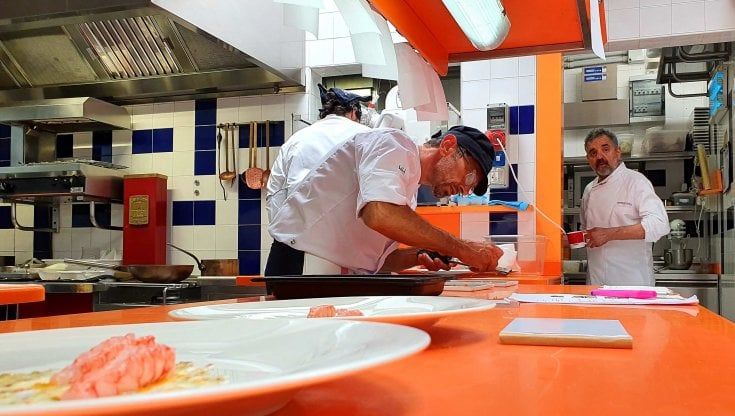 Uliassi e Cedroni come non li avete mai visti. Ecco cosa succede dietro le quinte di due grandi cucine