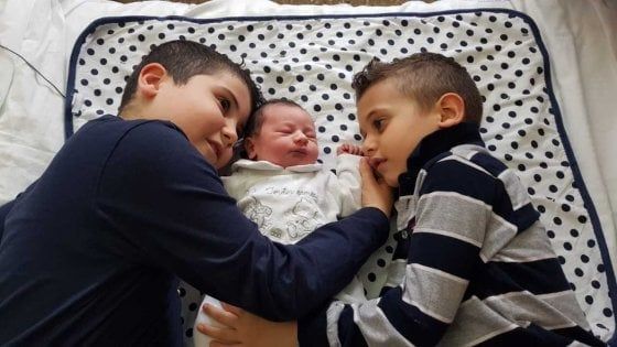 Tre figli nati tutti lo stesso giorno, lo strano record di una coppia di Foggia: "Il 27 maggio triplo compleanno"